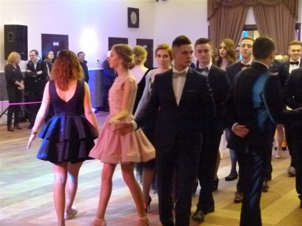 Maturzyści z II LO bawią się na studniówce