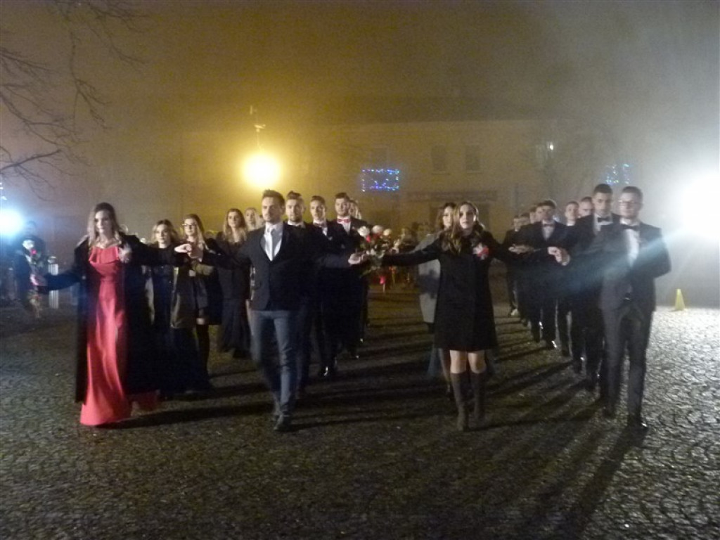 Maturzyści z KLO zatańczyli poloneza na placu Wolności