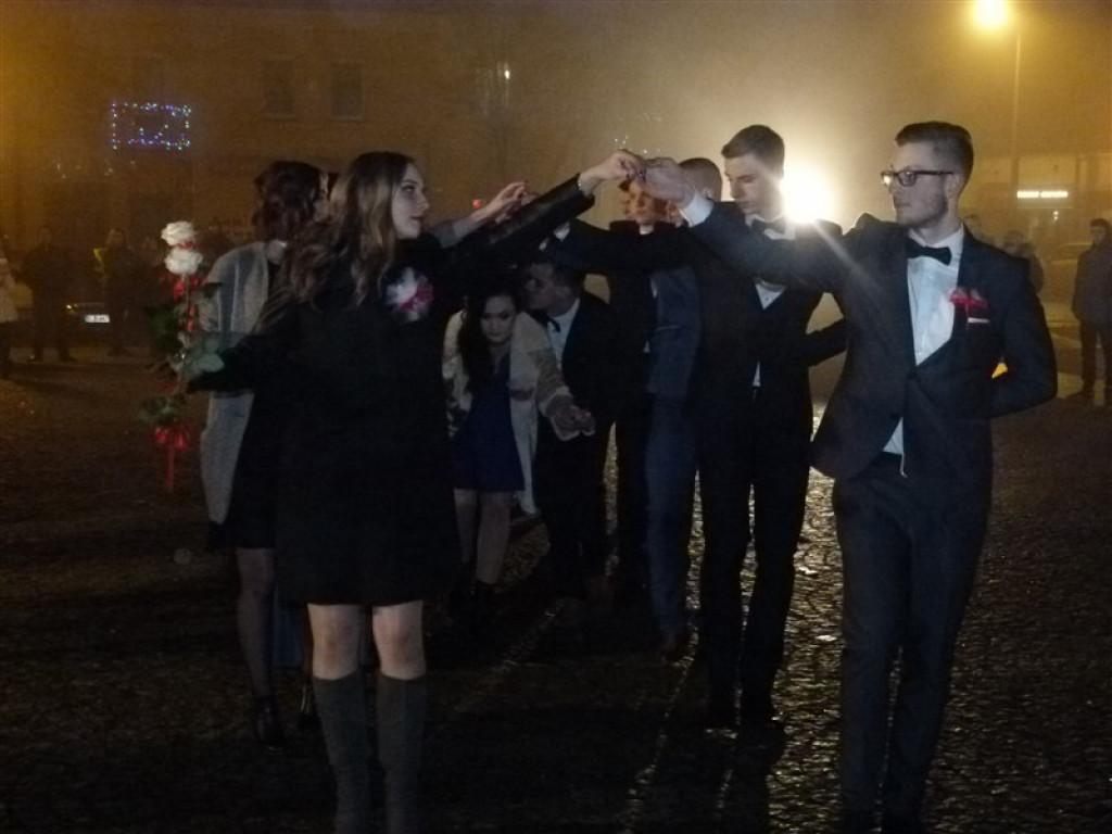 Maturzyści z KLO zatańczyli poloneza na placu Wolności
