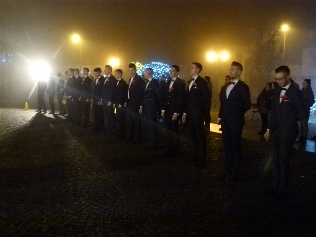 Maturzyści z KLO zatańczyli poloneza na placu Wolności