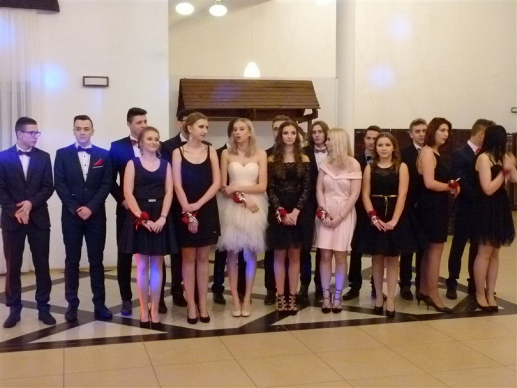 Studniówkowy bal maturzystów z ZSLG