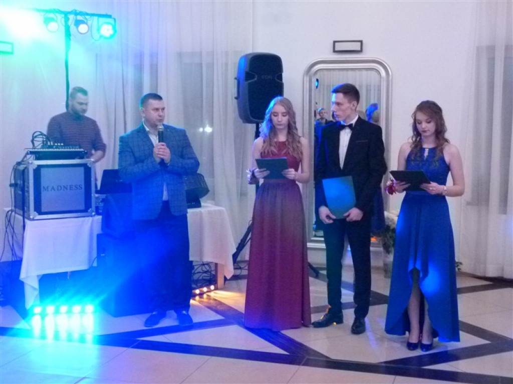 Studniówkowy bal maturzystów z ZSLG