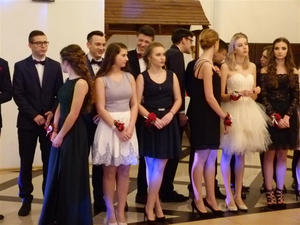 Studniówkowy bal maturzystów z ZSLG