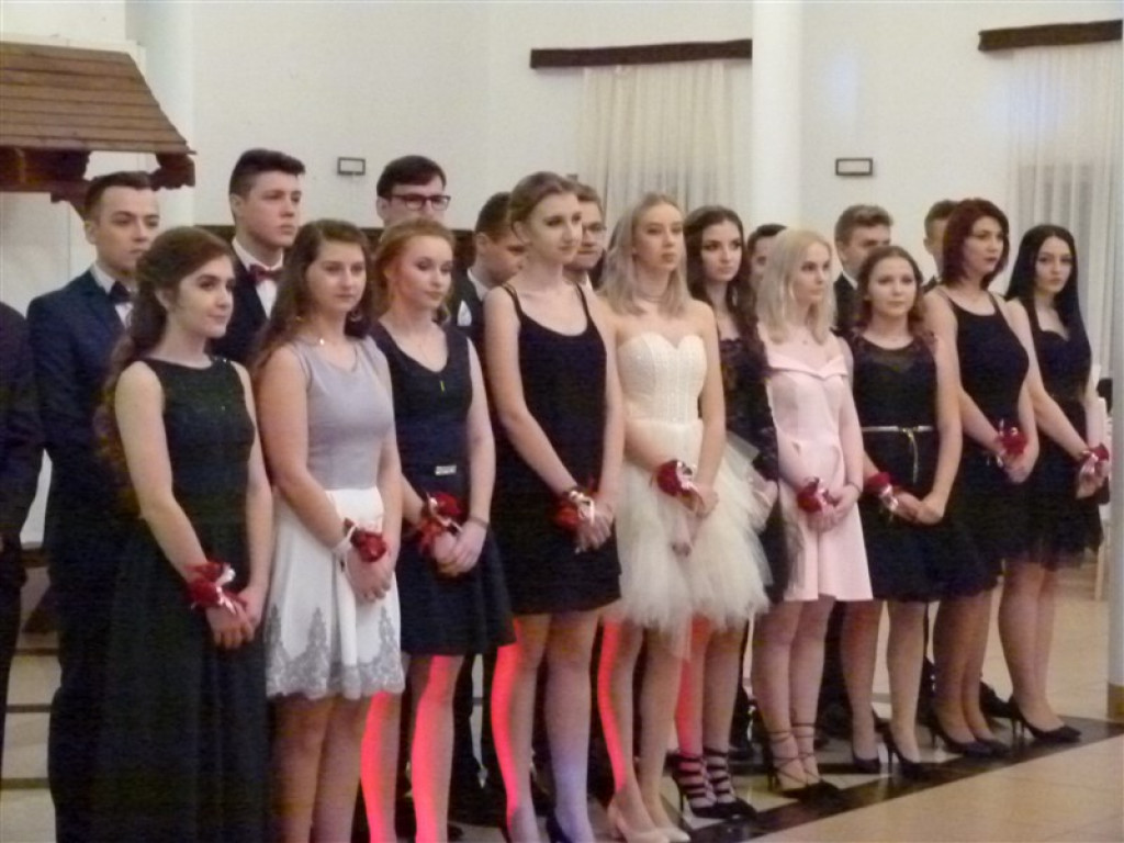 Studniówkowy bal maturzystów z ZSLG
