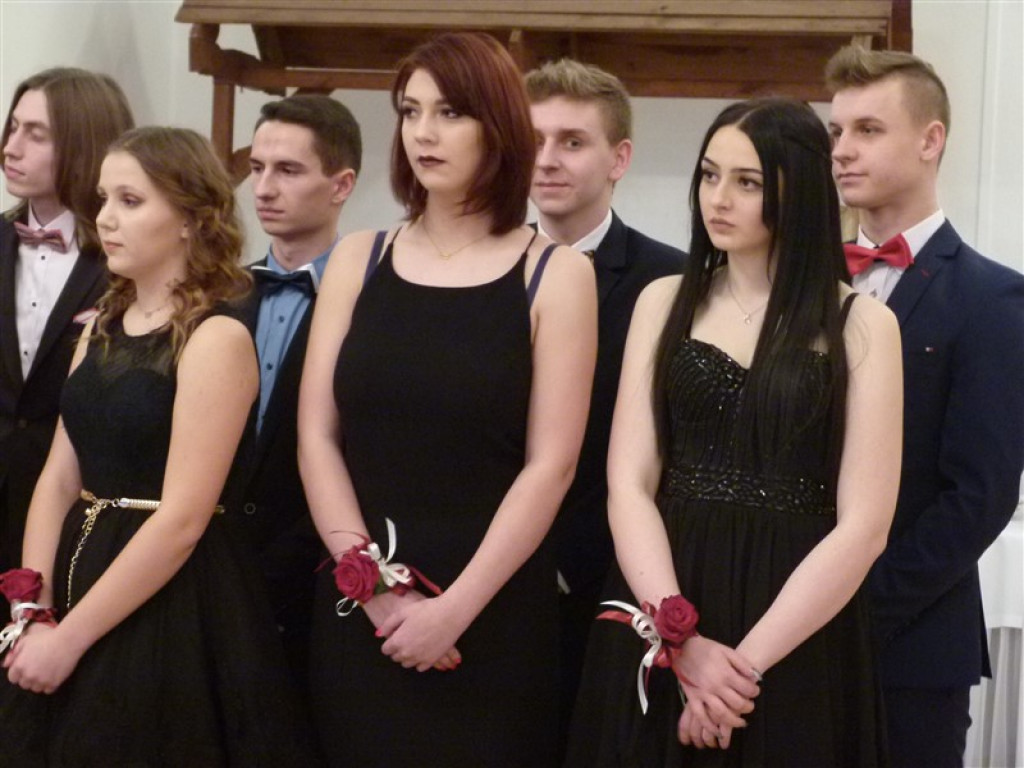 Studniówkowy bal maturzystów z ZSLG