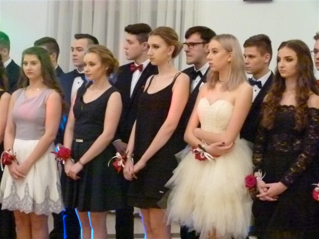 Studniówkowy bal maturzystów z ZSLG