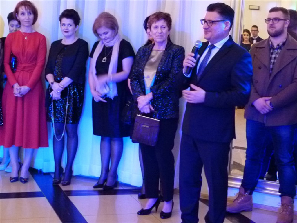 Studniówkowy bal maturzystów z ZSLG