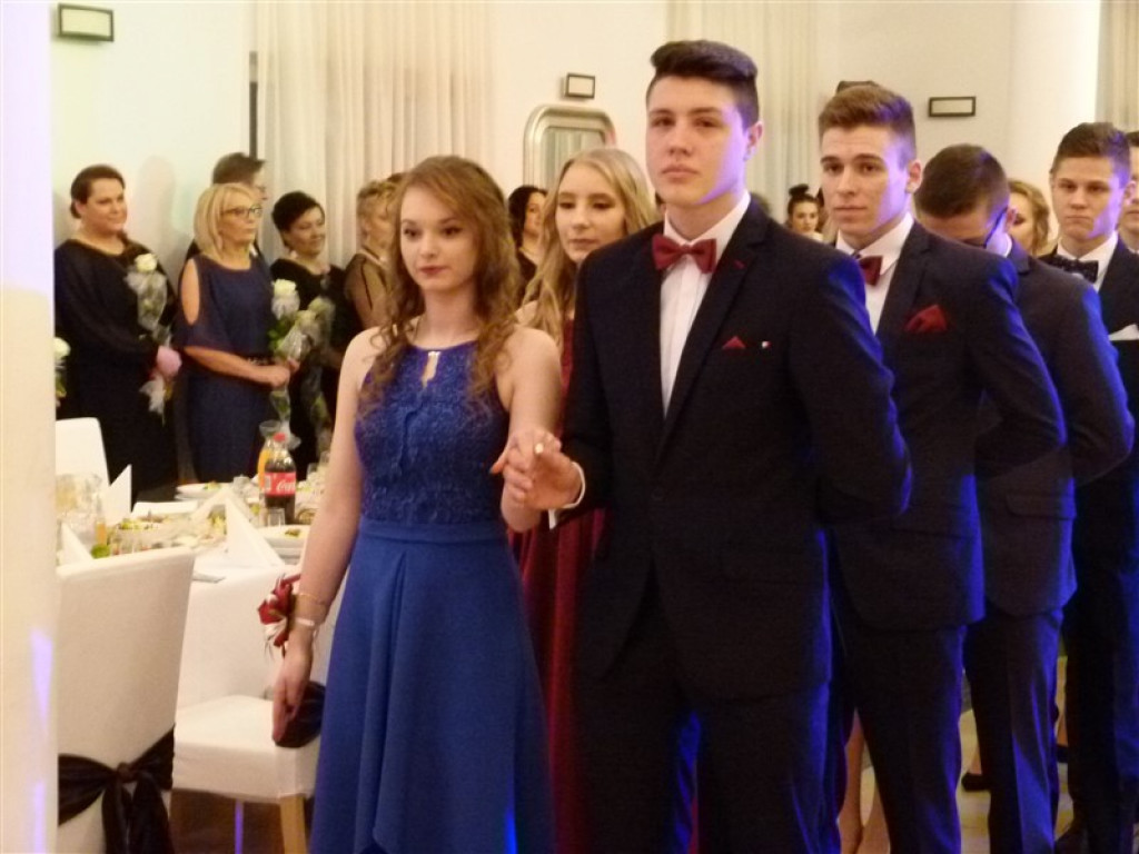 Studniówkowy bal maturzystów z ZSLG