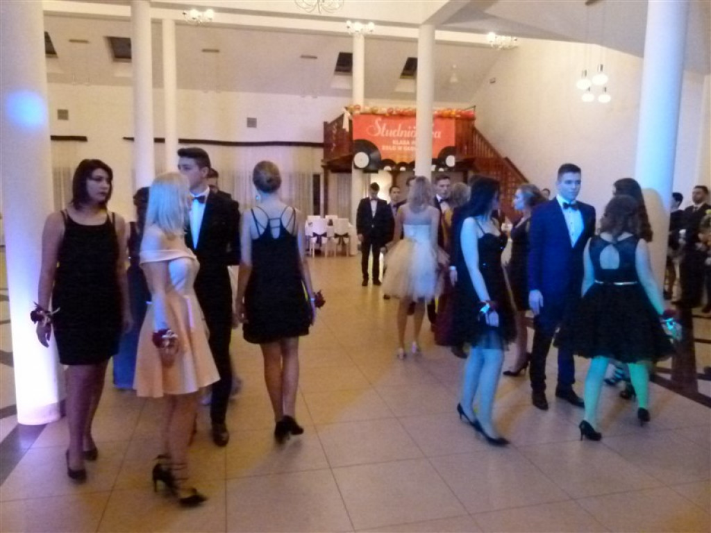 Studniówkowy bal maturzystów z ZSLG