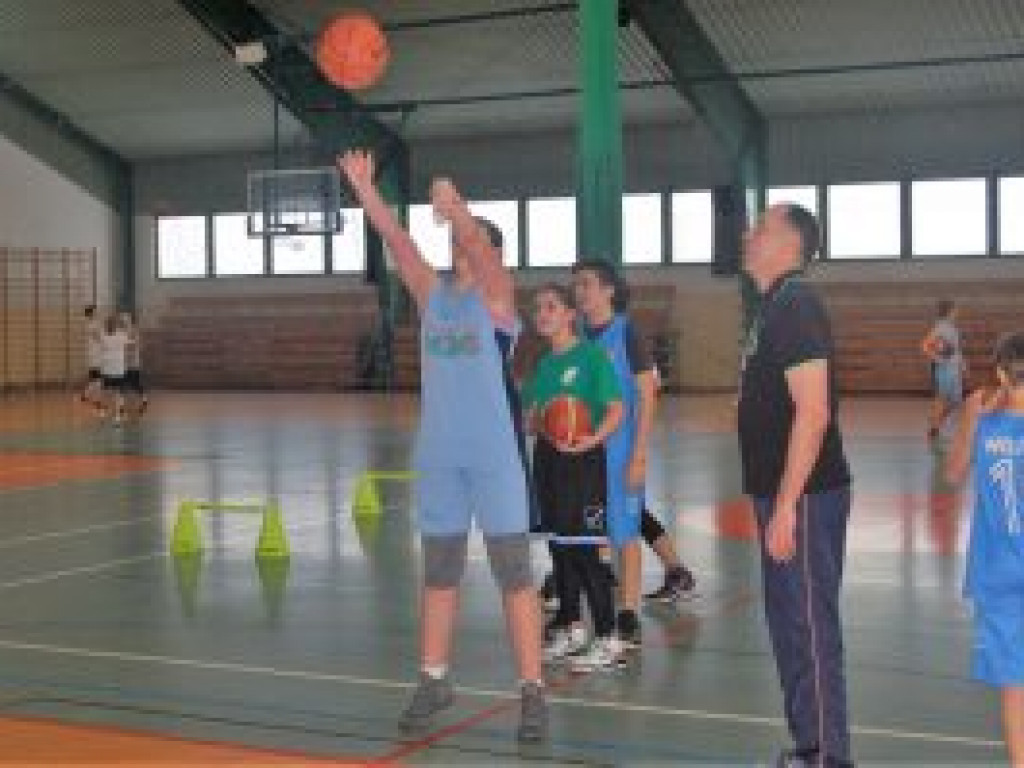 Koszykówka pomysłem na ferie w Łowiczu