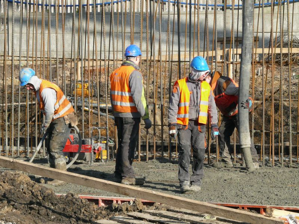 Trwa budowa estakady prowadzącej na wiadukt