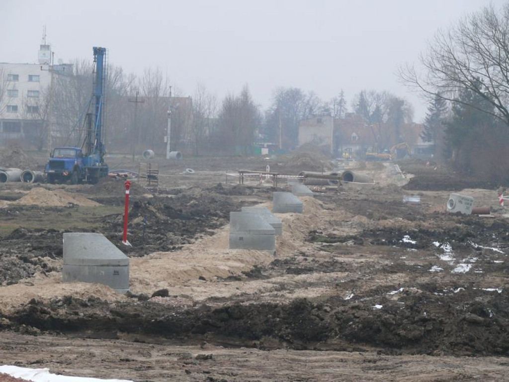 Trakt wszedł z budową ul. Dmowskiego na łąki