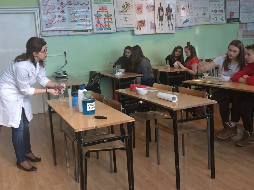 Ciekawe warsztaty biologiczno-chemiczne w II LO