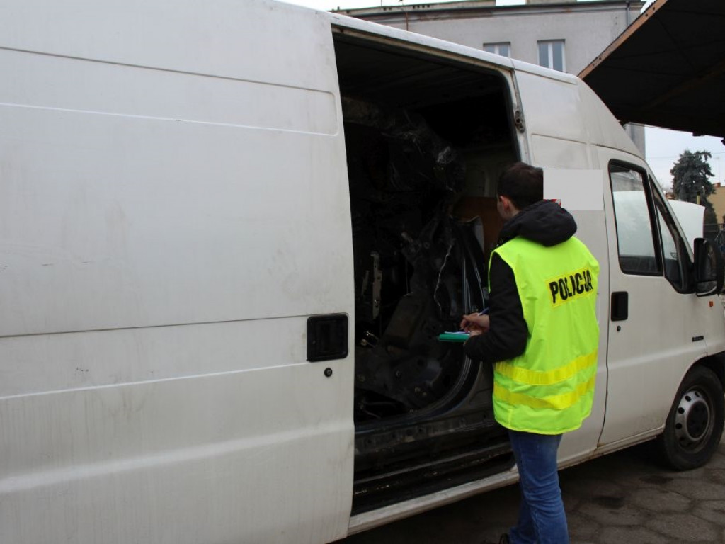 Zarzuty kradzieży samochodu i paserstwa dla zatrzymanych w Jamnie