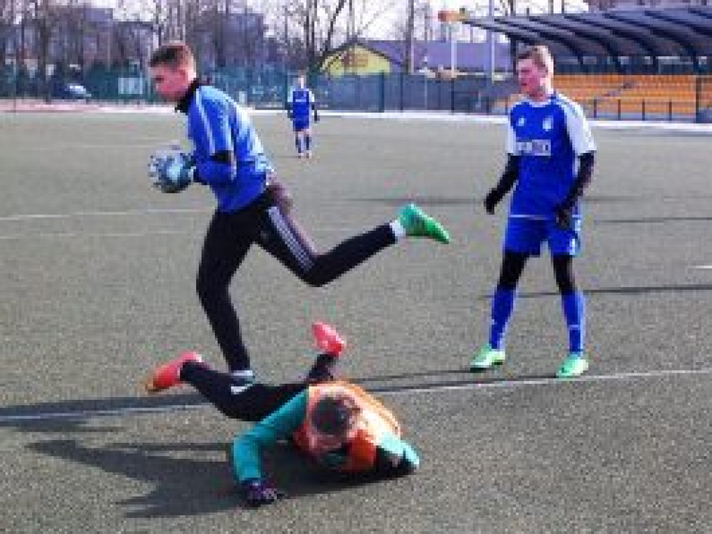 Juniorzy starsi Pelikana zagrali na piątkę