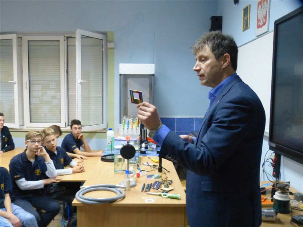 Profesor fizyki na wykładzie w szkołach pijarskich