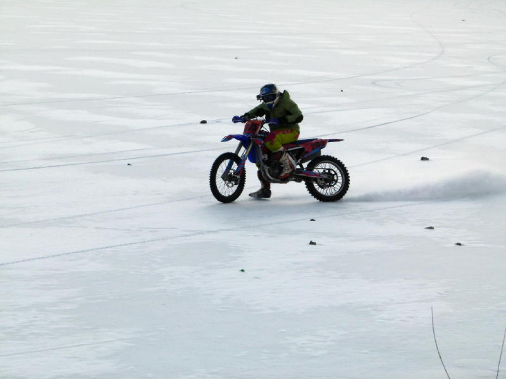 Motocykle na zamarzniętej Mrożyczce w Głownie
