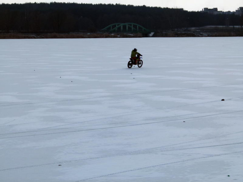 Motocykle na zamarzniętej Mrożyczce w Głownie