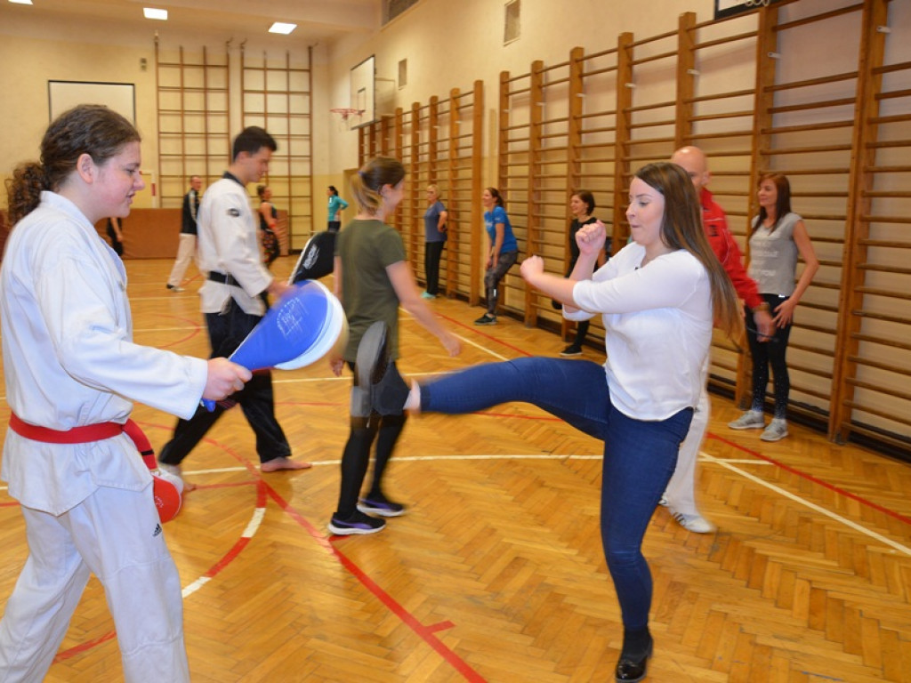 Ruszyła akcja Bezpieczna Kobieta. Warto być też jutro