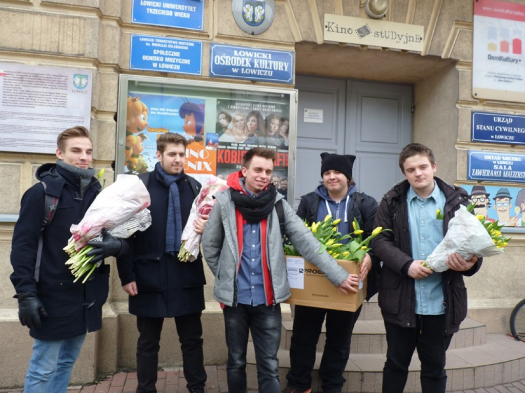 Młodzieżowa Rada Miejska rozdawała tulipany