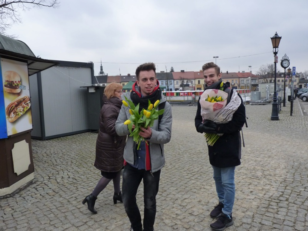Młodzieżowa Rada Miejska rozdawała tulipany