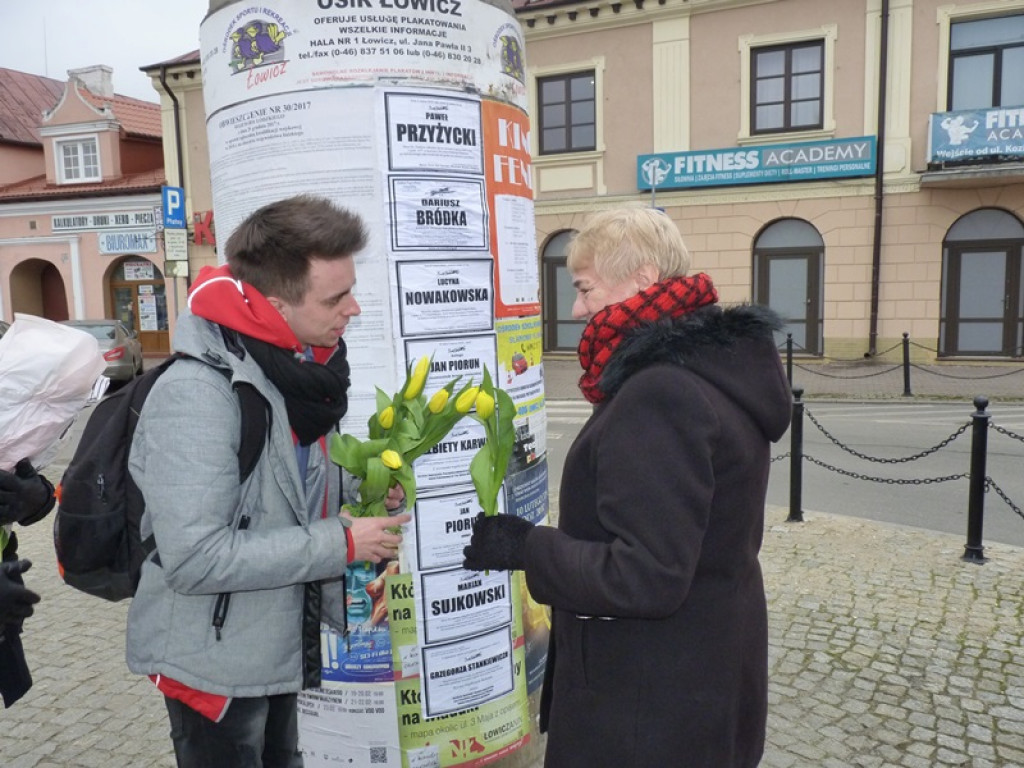 Młodzieżowa Rada Miejska rozdawała tulipany