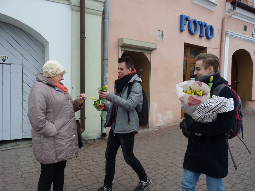 Młodzieżowa Rada Miejska rozdawała tulipany