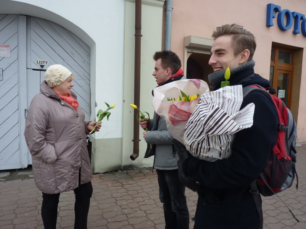 Młodzieżowa Rada Miejska rozdawała tulipany