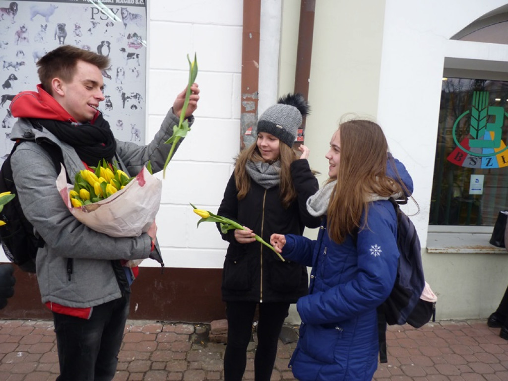 Młodzieżowa Rada Miejska rozdawała tulipany