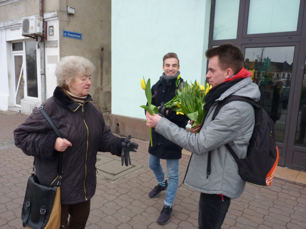 Młodzieżowa Rada Miejska rozdawała tulipany
