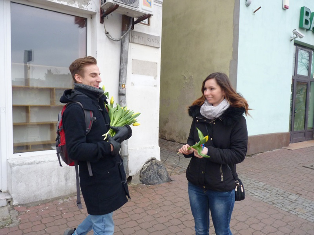 Młodzieżowa Rada Miejska rozdawała tulipany