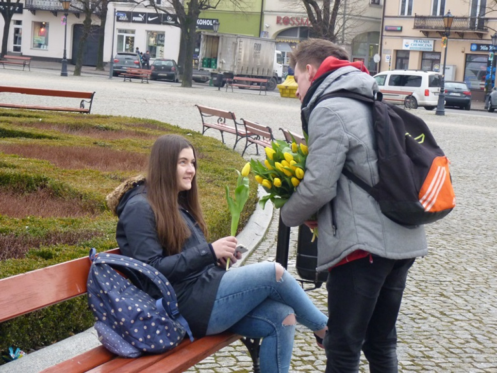 Młodzieżowa Rada Miejska rozdawała tulipany