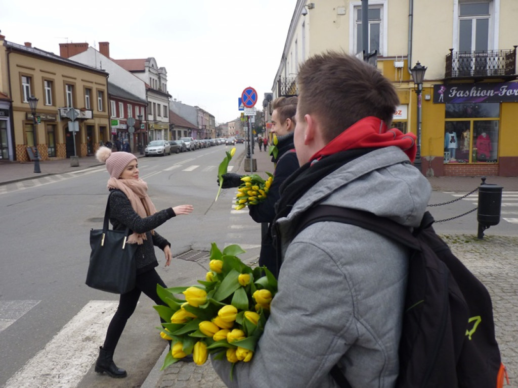 Młodzieżowa Rada Miejska rozdawała tulipany