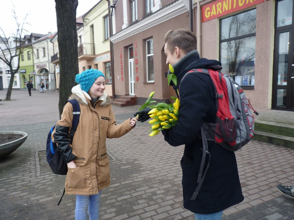 Młodzieżowa Rada Miejska rozdawała tulipany