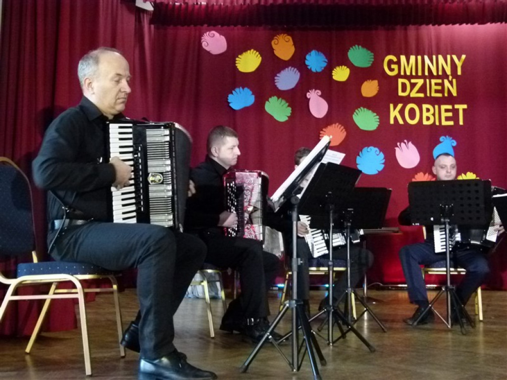 Muzycznie i śmiesznie na Dniu Kobiet w Domaniewicach