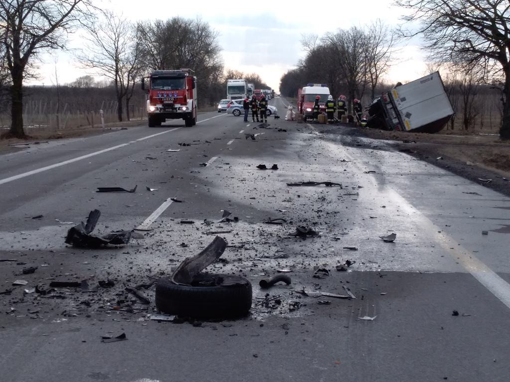 Zderzenie samochodu ciężarowego z terenowym w Patokach