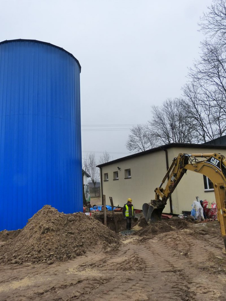 Trwa montaż zbiornika wyrównawczego w Złakowie Borowym