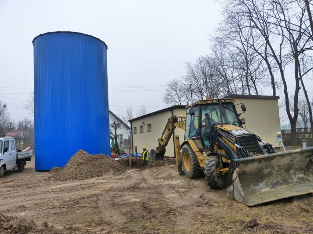 Trwa montaż zbiornika wyrównawczego w Złakowie Borowym