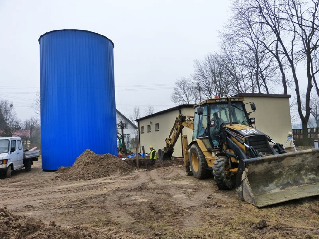 Trwa montaż zbiornika wyrównawczego w Złakowie Borowym