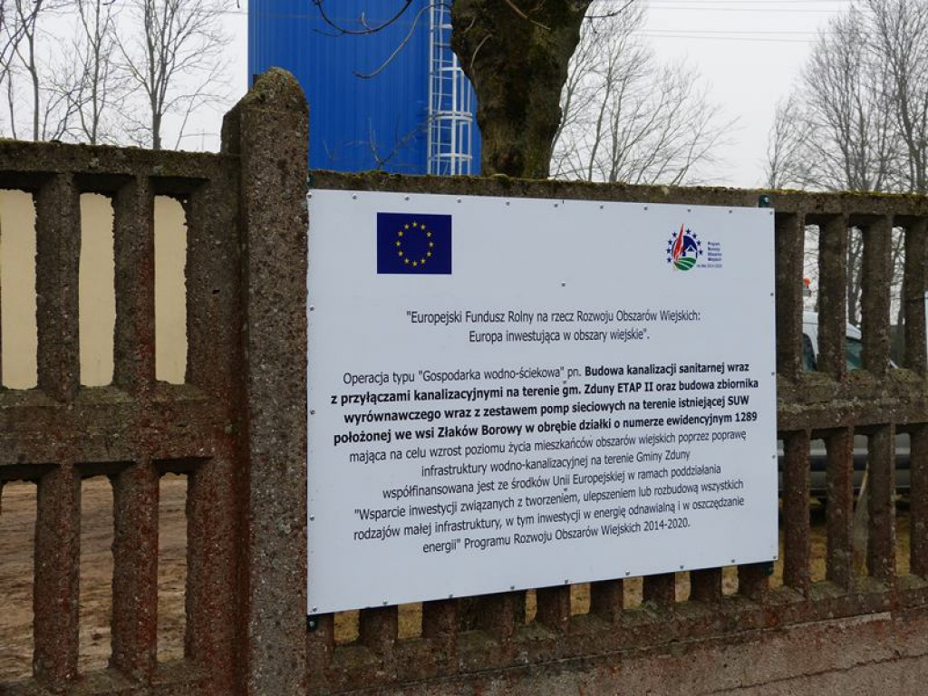 Trwa montaż zbiornika wyrównawczego w Złakowie Borowym