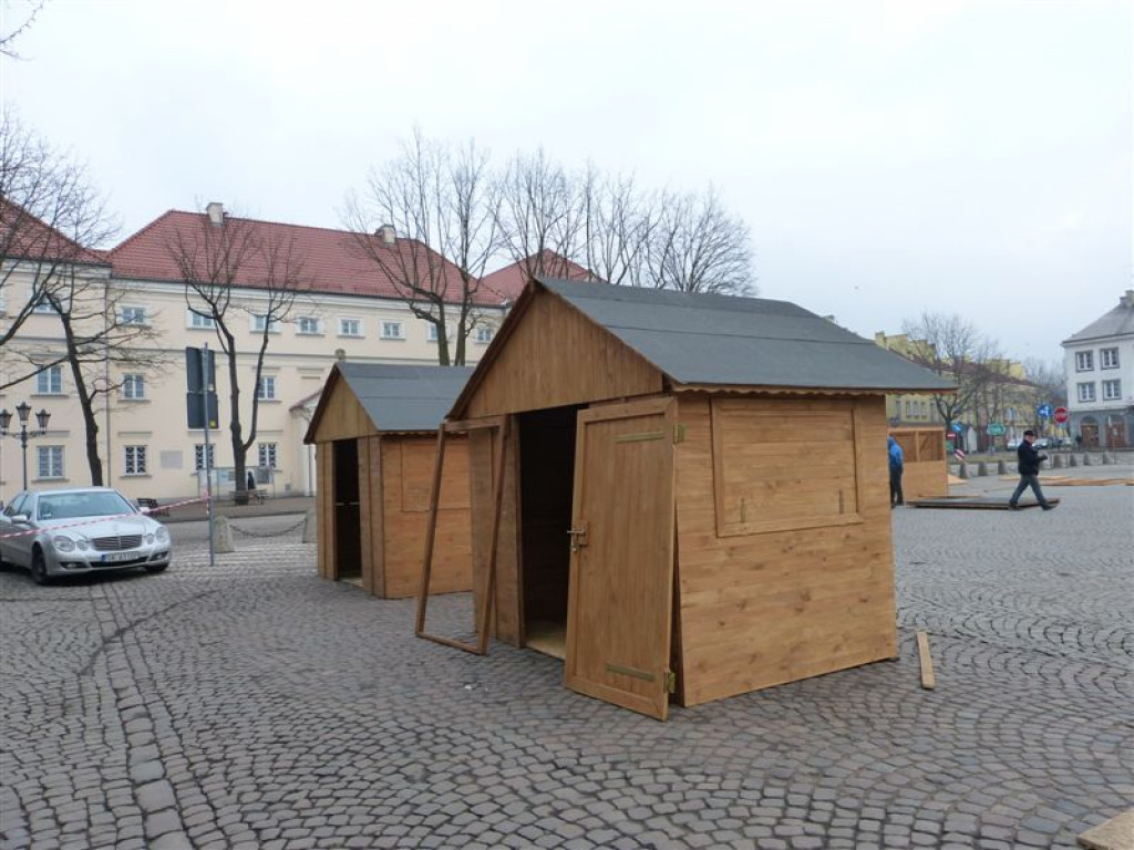 Na Starym Rynku trwają przygotowania do kiermaszu wielkanocnego