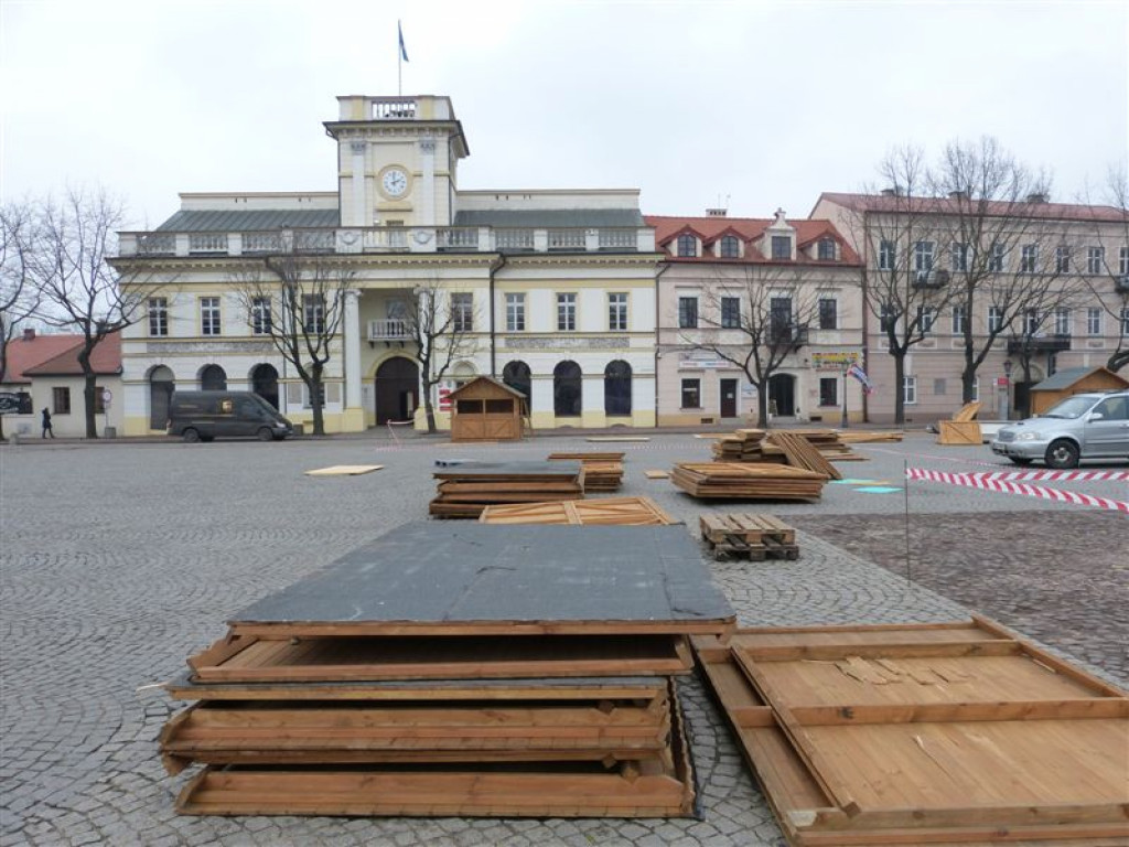 Na Starym Rynku trwają przygotowania do kiermaszu wielkanocnego