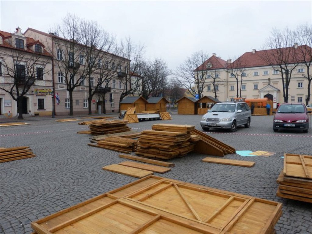 Na Starym Rynku trwają przygotowania do kiermaszu wielkanocnego