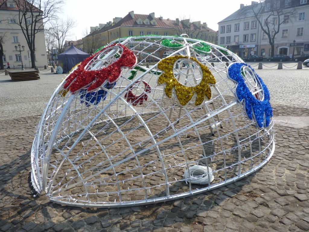 Trwa montaż pisanki ledowej na Starym Rynku