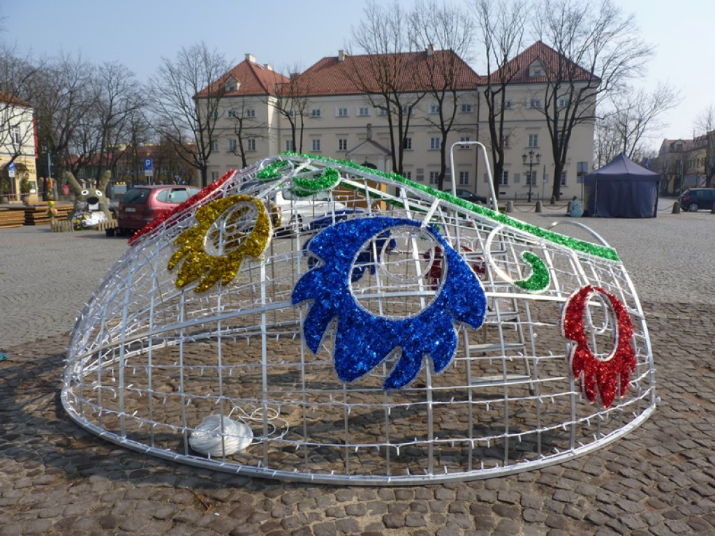 Trwa montaż pisanki ledowej na Starym Rynku