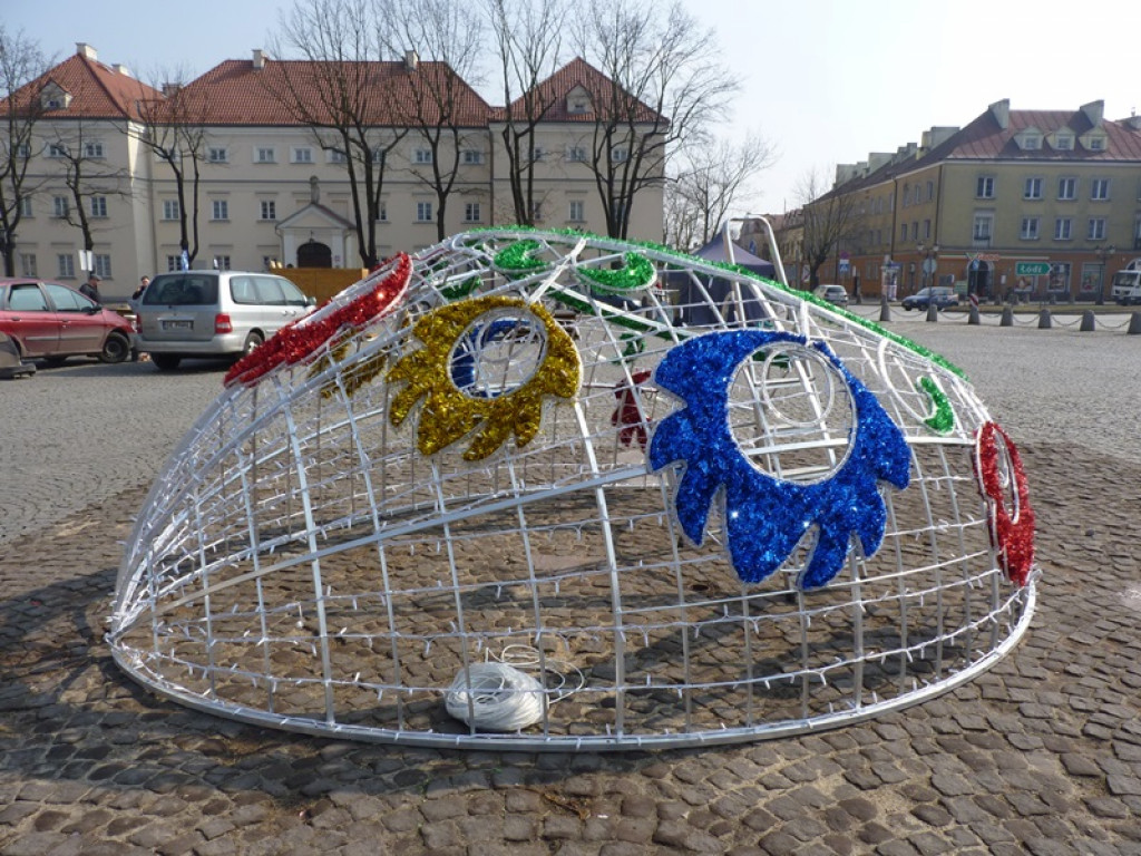 Trwa montaż pisanki ledowej na Starym Rynku