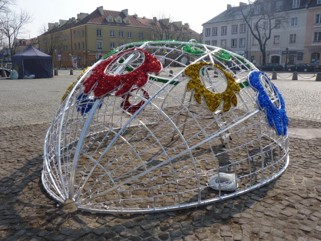 Trwa montaż pisanki ledowej na Starym Rynku