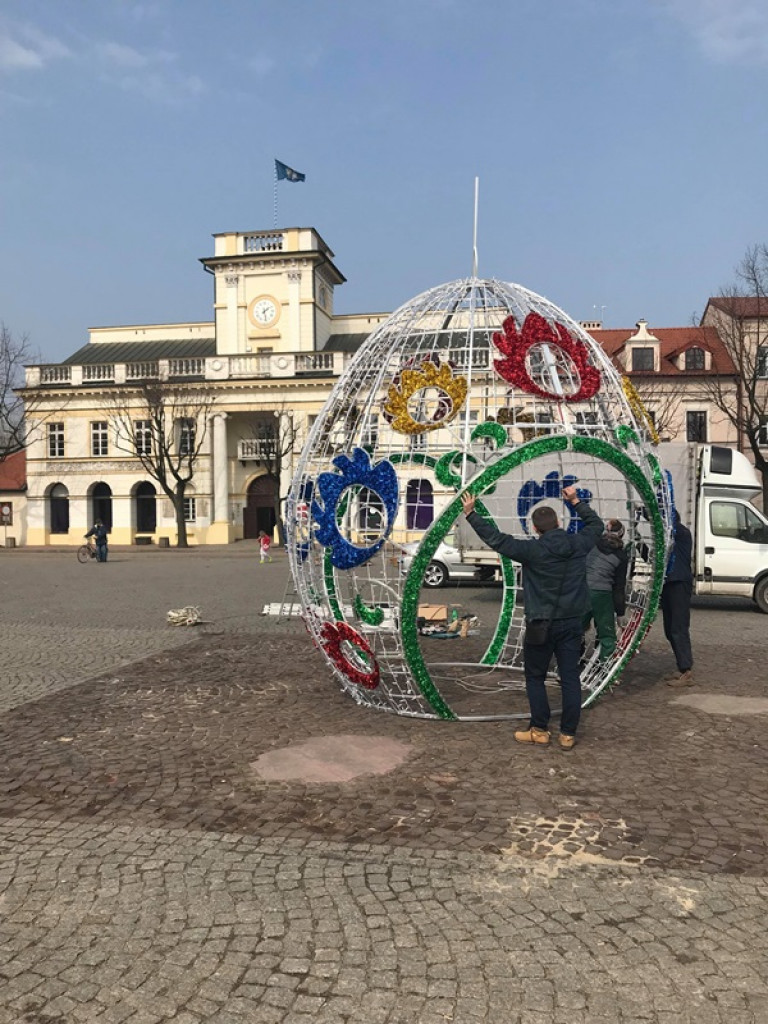 Trwa montaż pisanki ledowej na Starym Rynku