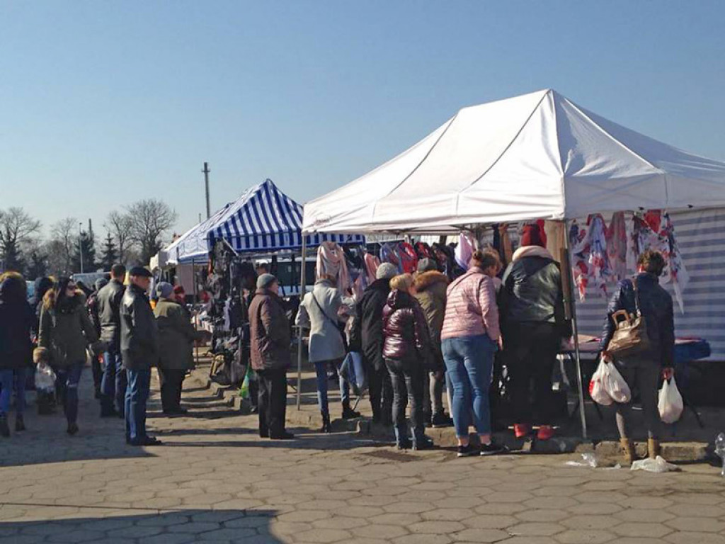 Na targu ostatnie przedświąteczne zakupy