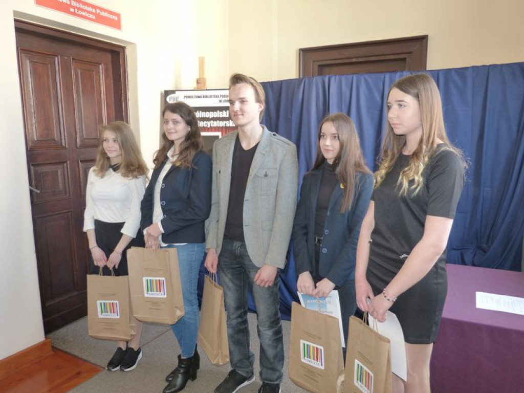 Młodzież recytowała poezję i prozę